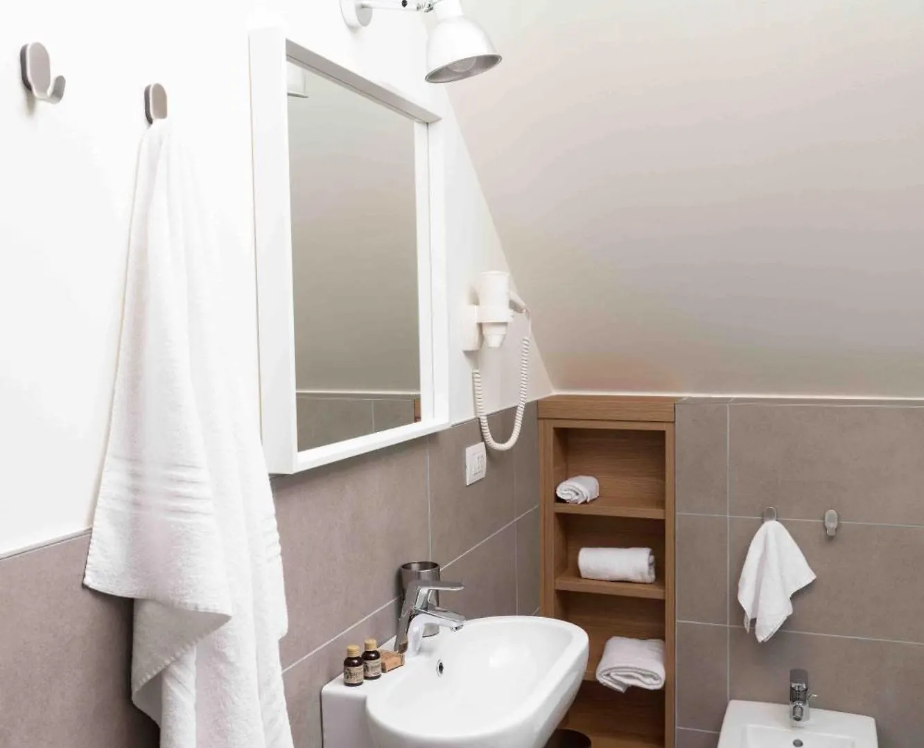 Cirene Apartments Milano 0*, Milan